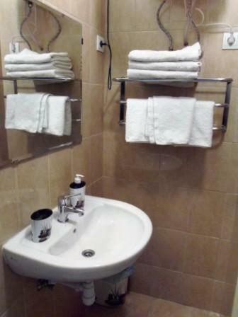 Guest house With Bathroom In Center